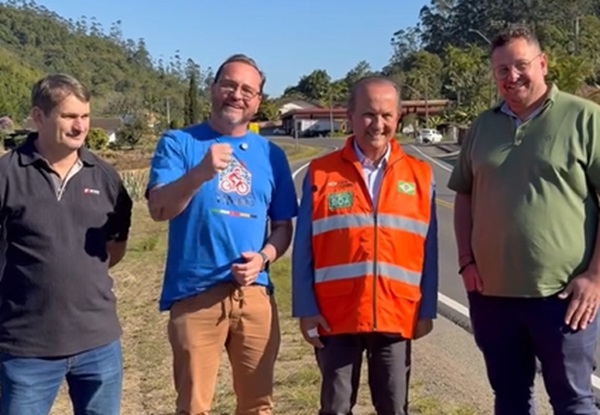 Governador Jorginho Mello visita obras da Estrada Boa em Rodeio; Timbó também será beneficiada