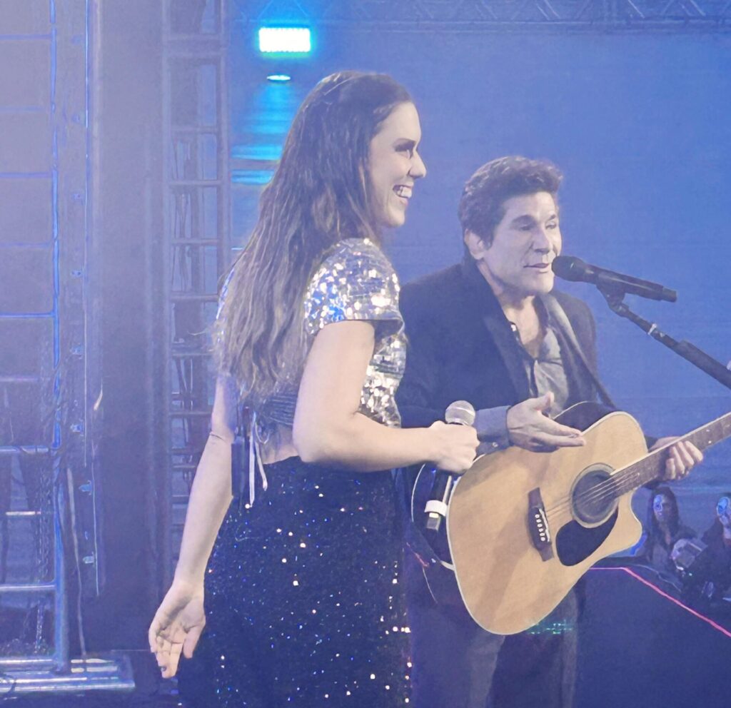 Convidada de surpresa por Daniel, Bia Barros sobe ao palco e emociona o público em show em Pomerode