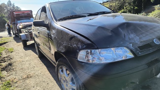 Motociclista é lançado em terreno após colisão na SC-110 em Pomerode