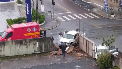 Acidente no Centro de Indaial termina com muro derrubado e uma pessoa ferida