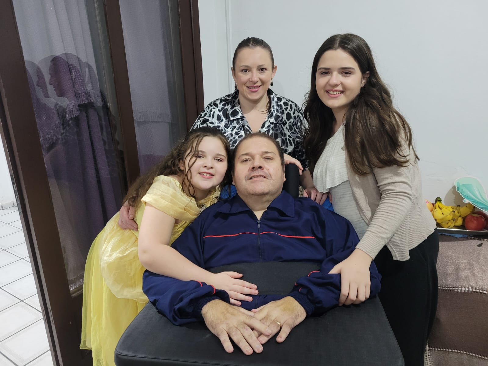Clóvis enfrenta tetraparesia após acidente que agravou doença autoimune e precisa de ajuda para continuar o tratamento