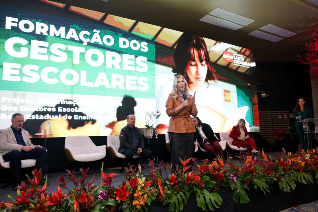 Santa Catarina lança programa para elevar qualidade da educação e reúne gestores escolares em evento estadual