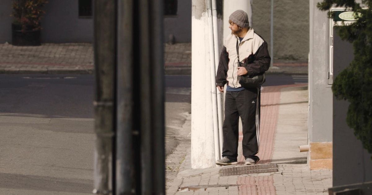 Disfarçado de pessoa em situação de rua, prefeito de SC caminha quase 40 km e defende internação involuntária