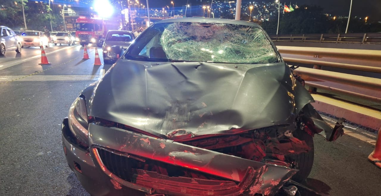 Motociclista morre ao ser arremessado da ponte Colombo Salles, em Florianópolis, após colisão