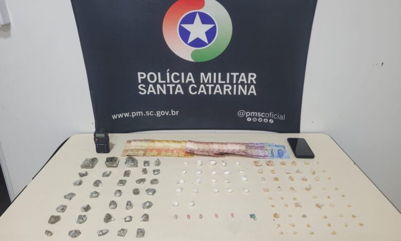 Traficante tenta fugir pulando muro, mas é preso pela PM em Blumenau