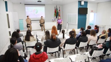 Agosto Lilás começa em Blumenau; Câmara e PM abrem campanha com palestra no Santa Isabel