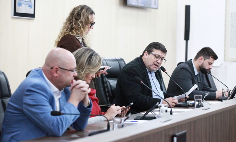 Vereadores de Blumenau pedem esclarecimentos sobre lotação e benefícios de servidor público