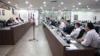 Câmara de Blumenau aprova patrocínios e discute transparência em contratos públicos