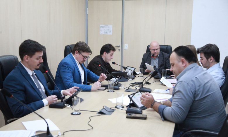 CCJ e Comissão de Finanças analisam projetos e emendas em Blumenau