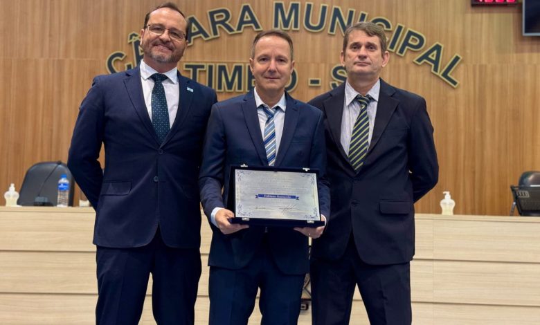 Fabiano Busnardo, da Unifique, recebe o título de Cidadão Honorário de Timbó