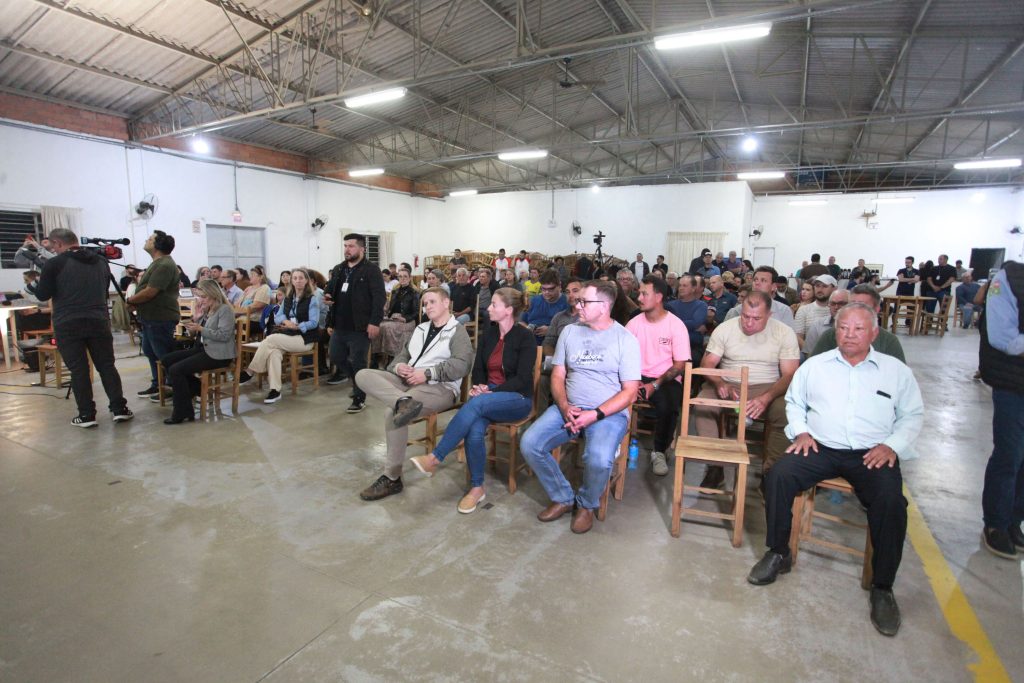 Câmara leva sessão itinerante à Itoupava Central, entrega obras de pavimentação e ouve reivindicações da comunidade