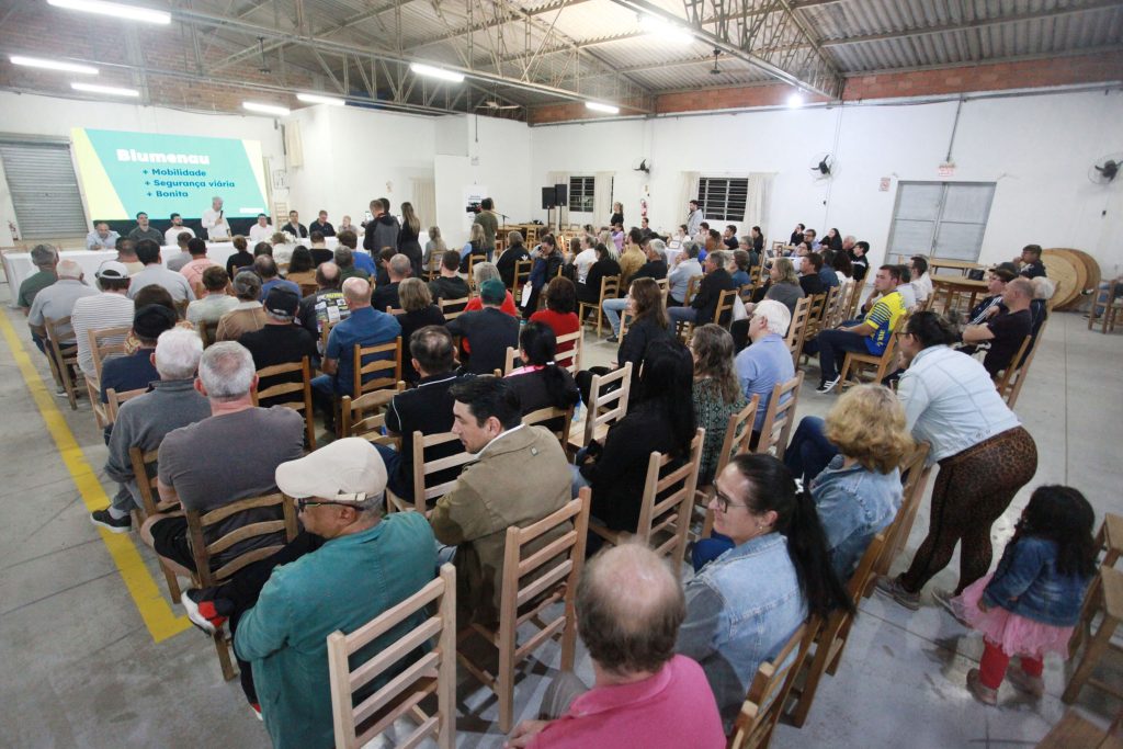Câmara leva sessão itinerante à Itoupava Central, entrega obras de pavimentação e ouve reivindicações da comunidade