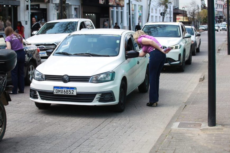 Blumenau: Procuradoria da Mulher celebra quatro anos com ação de conscientização no centro