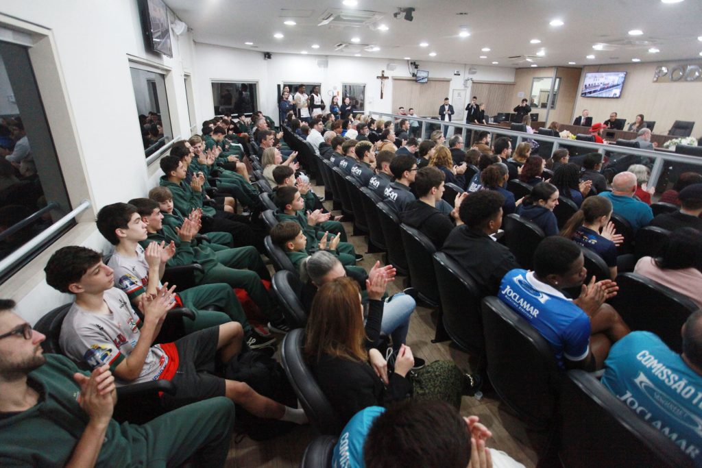 Plenário lotado marca noite de homenagens na Câmara de Blumenau