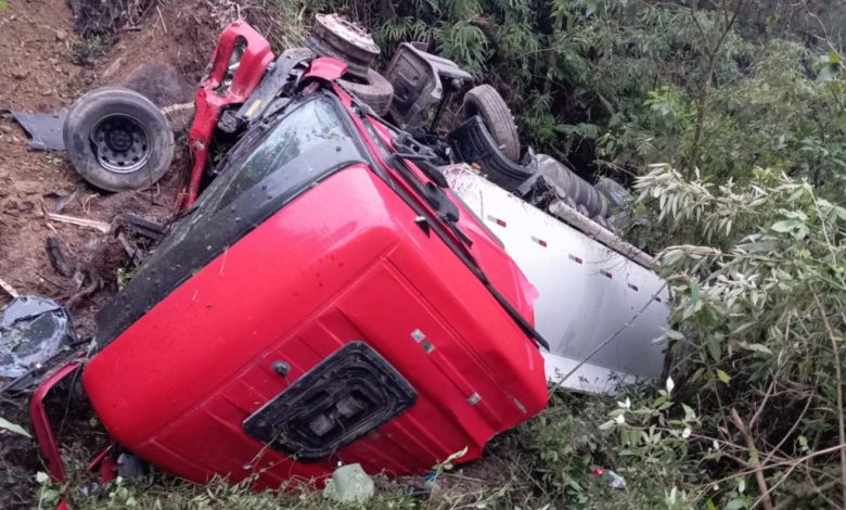 Acidente com caminhão-tanque causa vazamento de combustível e interdição na SC-110 em Presidente Nereu