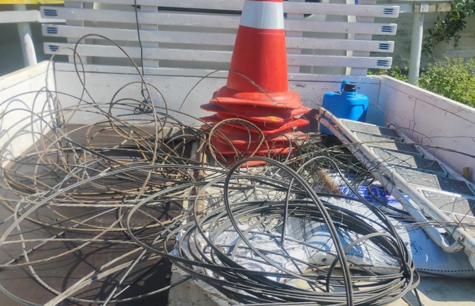 Caminhão derruba fios e causa transtorno no trânsito de Timbó