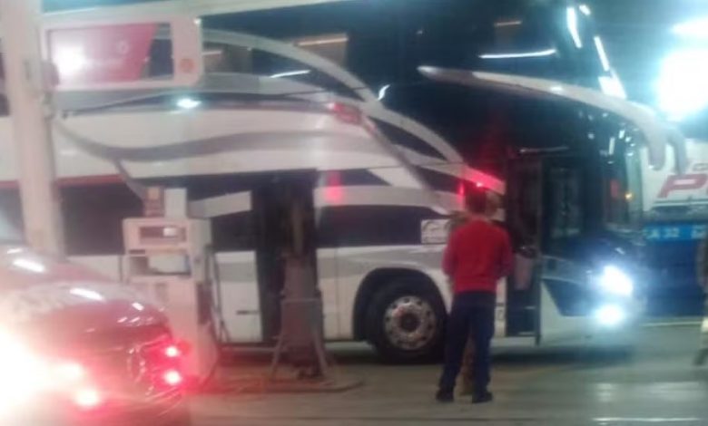 Passageiros ficam feridos após ônibus ser atingido por pedras em tentativa de assalto na BR-470 em Pouso Redondo
