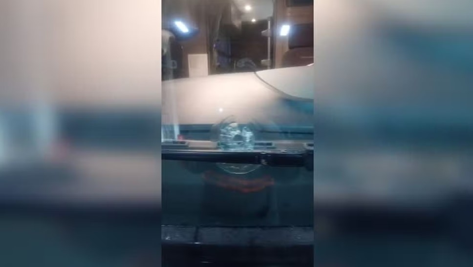Passageiros ficam feridos após ônibus ser atingido por pedras em tentativa de assalto na BR-470 em Pouso Redondo