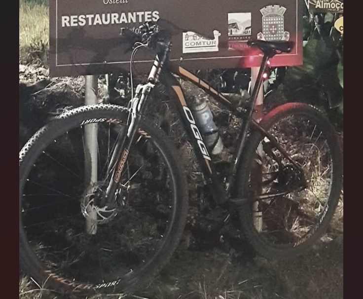 Vídeo registra homem furtando bicicleta em estacionamento de prédio residencial em Timbó