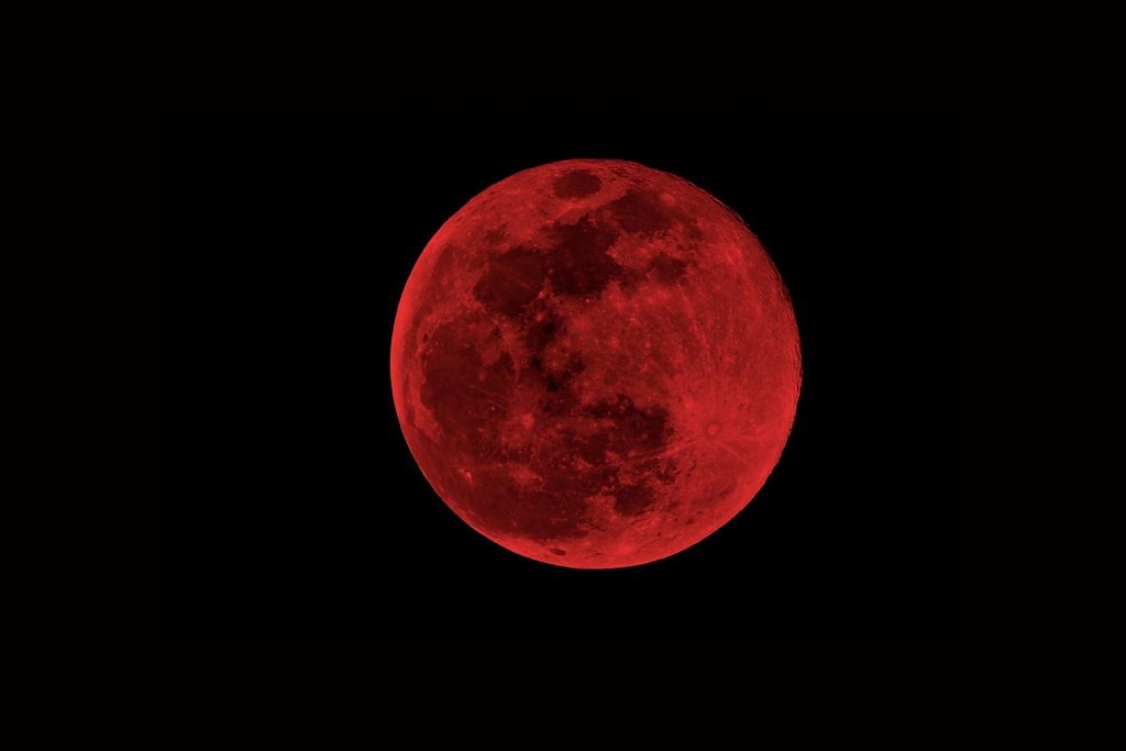 Prepare-se para a Lua de Sangue de 2025: o céu vai se tingir de vermelho em um espetáculo raro