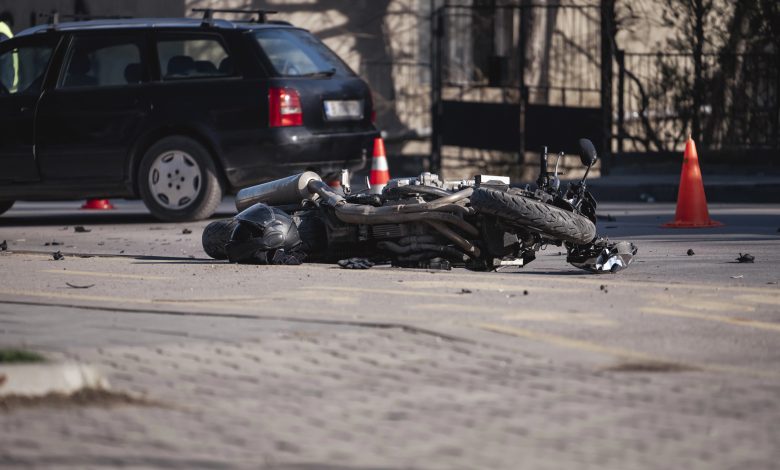 Motociclista sofre múltiplas fraturas após colisão lateral em Brusque