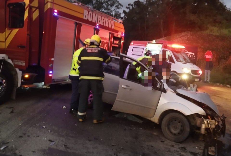 Acidente em Rio do Sul deixa cinco feridos, incluindo adolescente com suspeita de fratura pélvica e motorista preso às ferragens