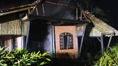 Casa é destruída por incêndio durante a noite em Rodeio