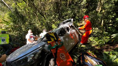 Carro despenca 20 metros em ribanceira em SC; mãe sofre fratura exposta e filha fica presa às ferragens