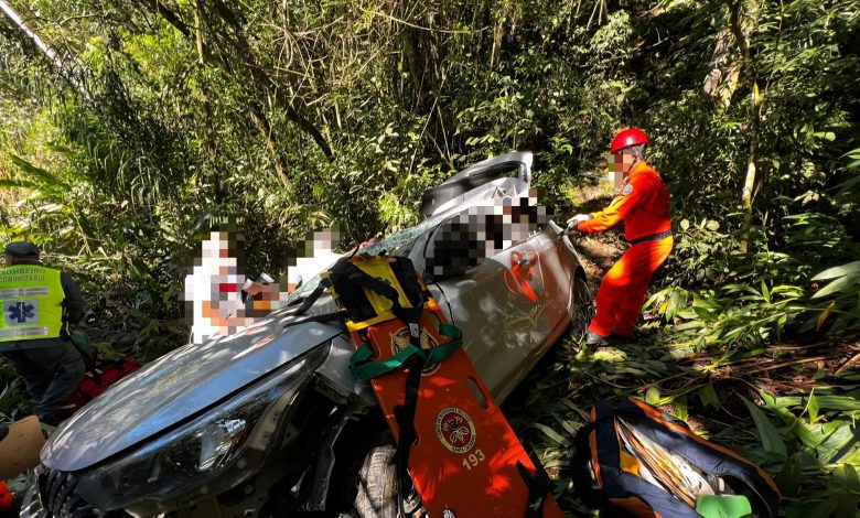 Carro despenca 20 metros em ribanceira em SC; mãe sofre fratura exposta e filha fica presa às ferragens
