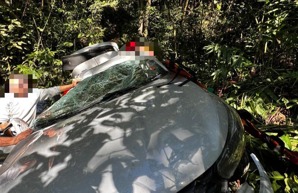 Carro despenca 20 metros em ribanceira em SC; mãe sofre fratura exposta e filha fica presa às ferragens