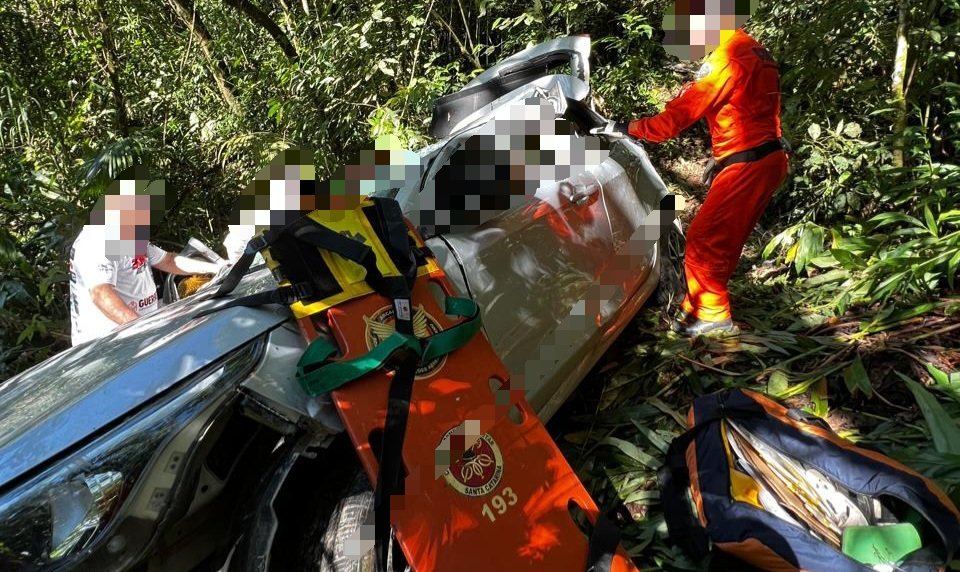Carro despenca 20 metros em ribanceira em SC; mãe sofre fratura exposta e filha fica presa às ferragens