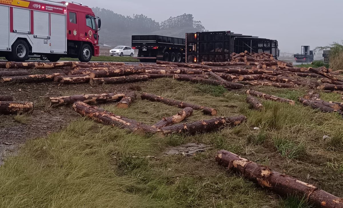 Tombamento de carreta na BR-470 em Gaspar deixa motorista ferido e trânsito parcialmente bloqueado 
