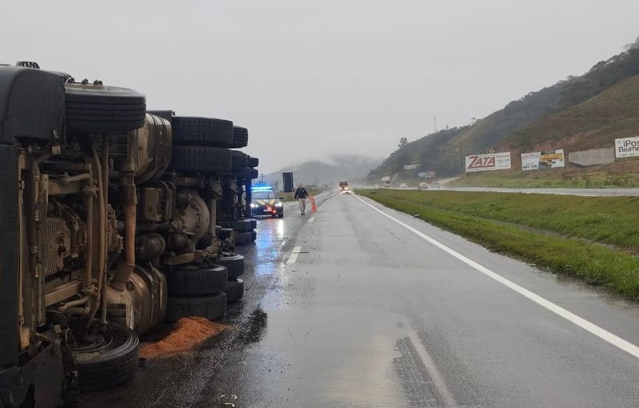 Tombamento de carreta na BR-470 em Gaspar deixa motorista ferido e trânsito parcialmente bloqueado 