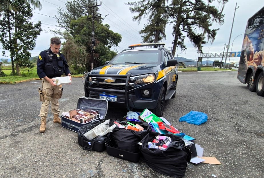 Ônibus interceptado em SC revela carga de drogas, cigarros e vapes contrabandeados; 3 foram detidos 