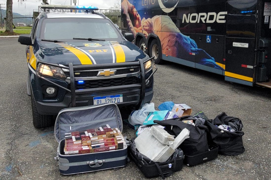 Ônibus interceptado em SC revela carga de drogas, cigarros e vapes contrabandeados; 3 foram detidos 