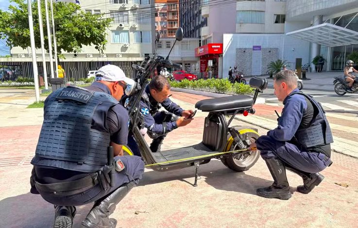 Balneário Camboriú proíbe menores de 16 anos de andar de patinete elétrico; multa e apreensão podem ser aplicadas