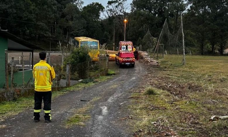 Bombeiros resgatam homem desaparecido em área de mata em Rio dos Cedros
