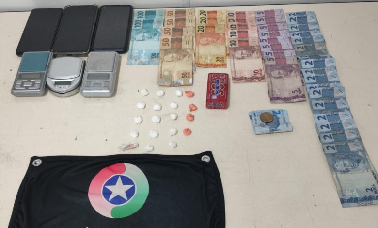 Bar mascarava ponto de tráfico em Gaspar: trio é detido com cocaína, balanças e dinheiro