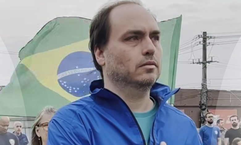 Carlos Bolsonaro participa de ato em SC contra o ministro do STF Alexandre de Moraes