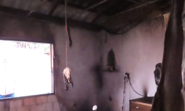 Homem com deficiência visual é socorrido após princípio de incêndio em Blumenau