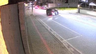 Câmeras desmentem versão inicial sobre colisão entre carro e moto em Indaial