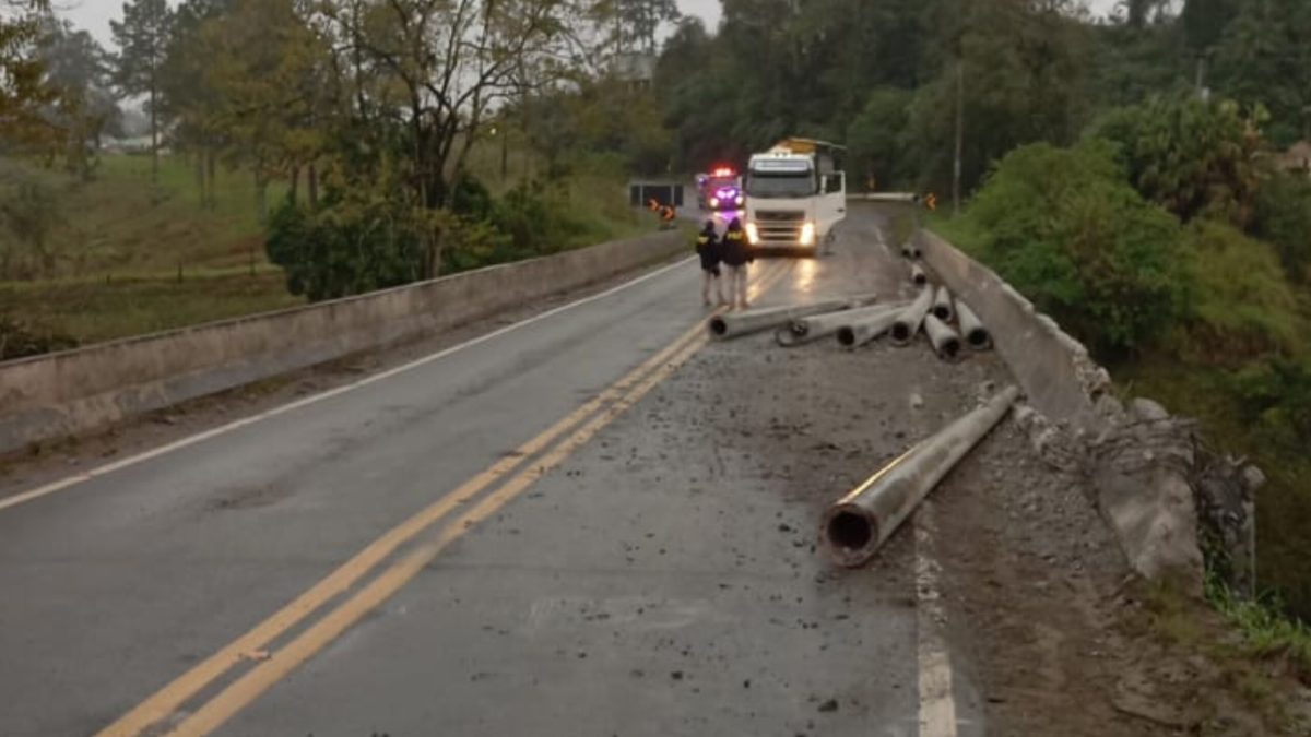 Carreta carregada com postes tomba e interdita parcialmente a BR-470, em Rodeio