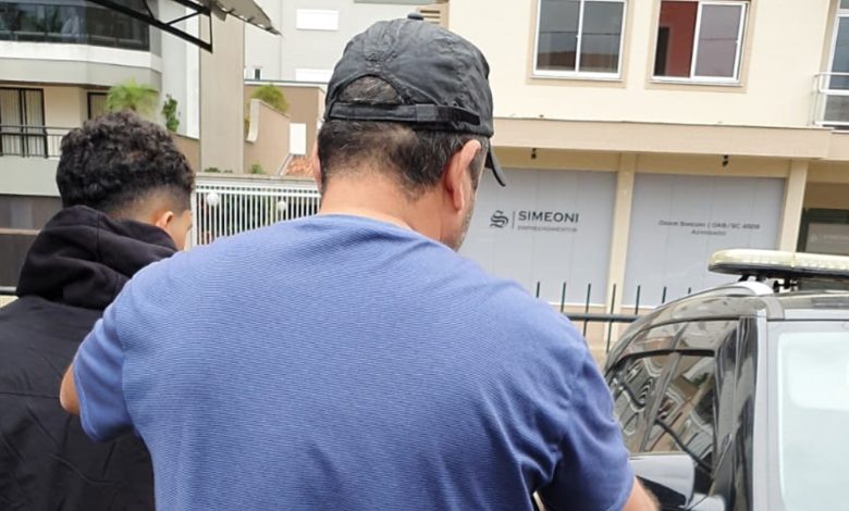 Suspeito de atirar no abdômen de homem durante discussão é preso após se apresentar à polícia de Timbó