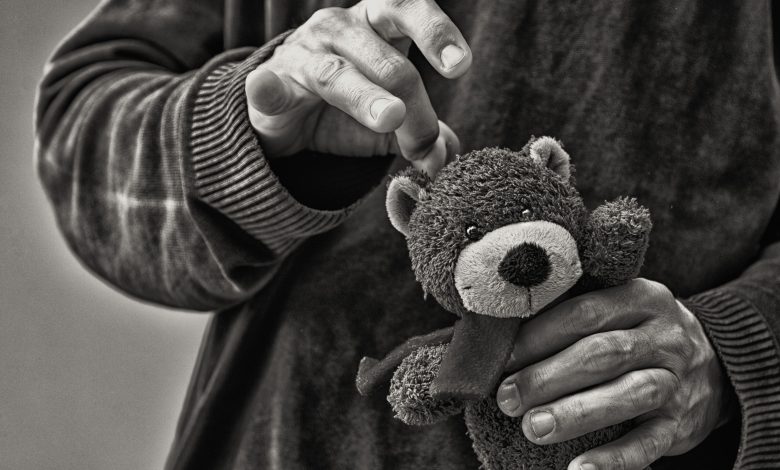 Suspeito de estuprar prima de 11 anos é agredido por vizinhos e acaba preso em Camboriú