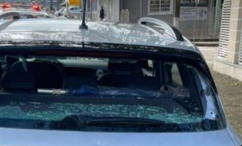 Casal de idosos sofre tentativa de roubo em frente a lotérica em Apiúna Na manhã deste sábado (9), um casal de idosos viveu momentos de tensão em Apiúna, após ser alvo de uma tentativa de roubo. Por volta das 11h20, o homem de 78 anos estacionou o carro em frente a uma lotérica, deixando a esposa, de 73, no interior do veículo. Nesse momento, um homem de 31 anos se aproximou de forma agressiva e passou a golpear a janela do lado do passageiro, exigindo a chave do automóvel. A mulher conseguiu sair rapidamente e pedir ajuda, enquanto o suspeito invadia o carro e tentava, sem êxito, dar partida. Diante da frustração, ele quebrou o para-brisa e o vidro traseiro, além de ameaçar o casal. A Polícia Militar chegou antes que novas agressões ocorressem, efetuando a prisão em flagrante. O homem, que apresentava sinais de embriaguez e uso de entorpecentes, sofreu cortes nas mãos ao quebrar os vidros e foi atendido pelos Bombeiros da União. Com passagens por tentativa de homicídio, ele foi levado à Delegacia de Polícia, onde permanece à disposição da Justiça.