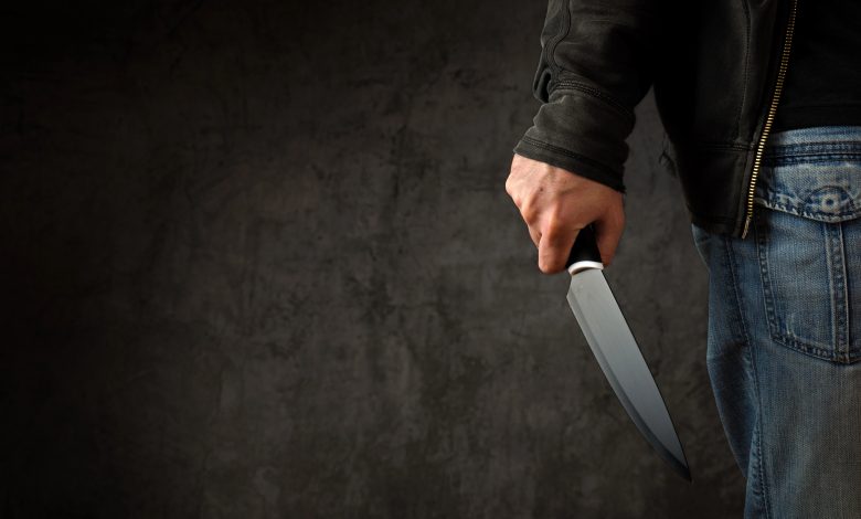 Homem esfaqueia mulher e filho em pleno Dia dos Pais, em Gaspar; ele fugiu após o crime