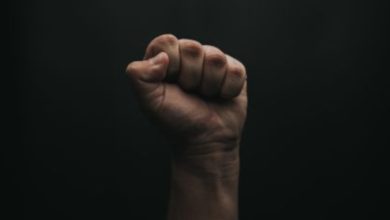 Vizinhança tensa em Timbó: discussão por barulho termina em prisão por injúria racial