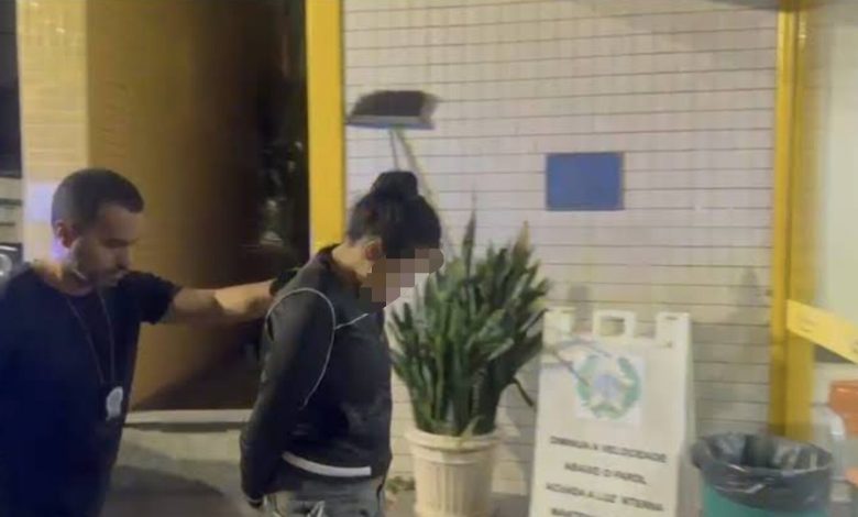 Bebê morre sufocado após mãe deixar filhos sozinhos para ir a baile; mulher é presa