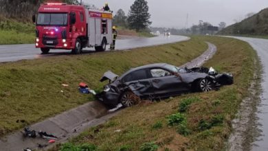 Carro de luxo capota em vala na BR-470, em Ilhota, e ninguém é encontrado
