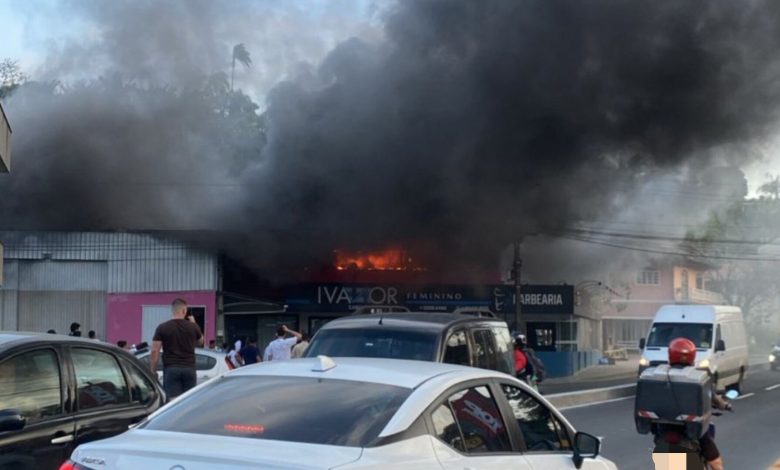Populares ajudam a salvar móveis e equipamentos durante incêndio em loja de Blumenau